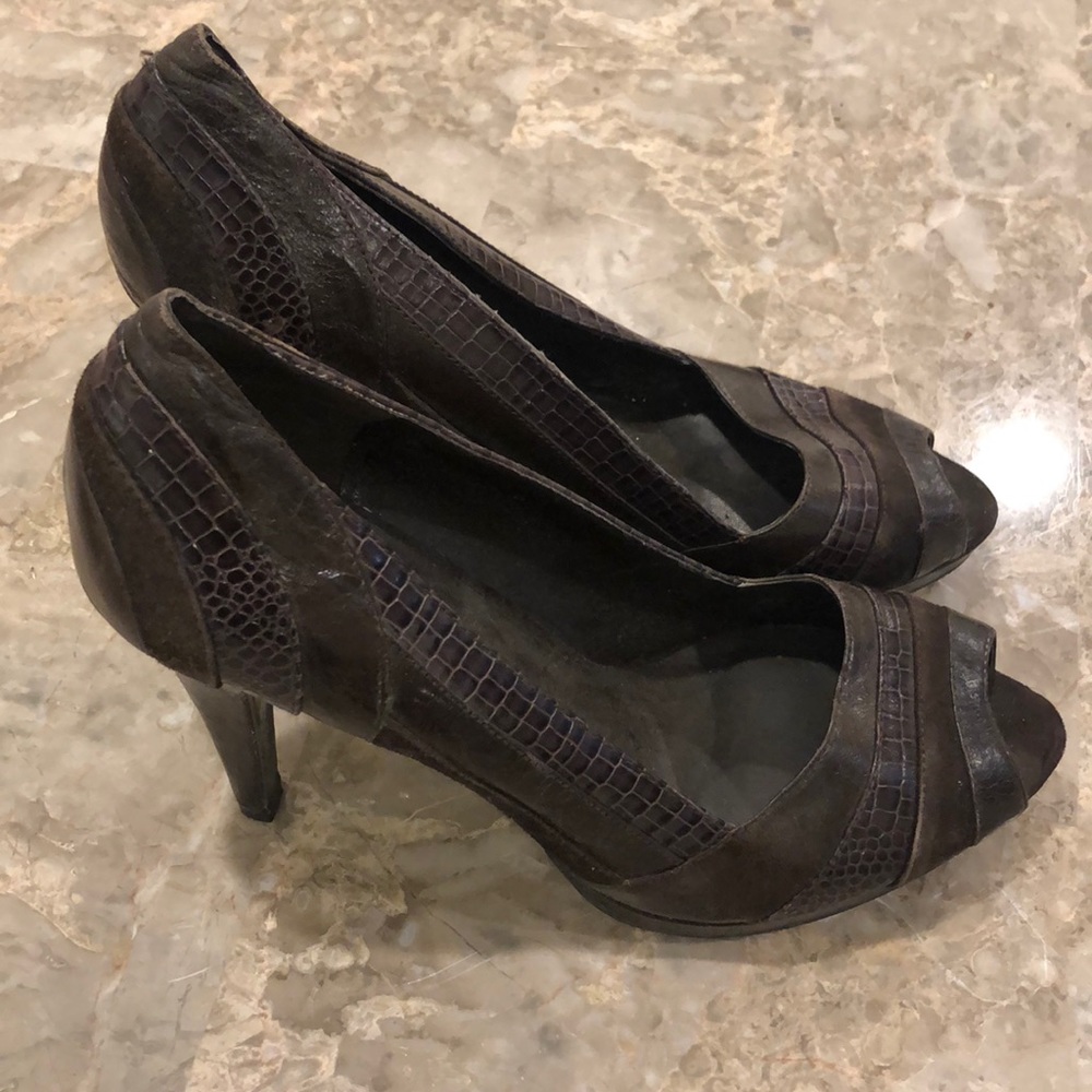 Peep toe pumps